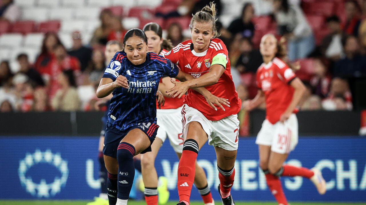 Olivia Smith luta pela bola com Anna Gasper