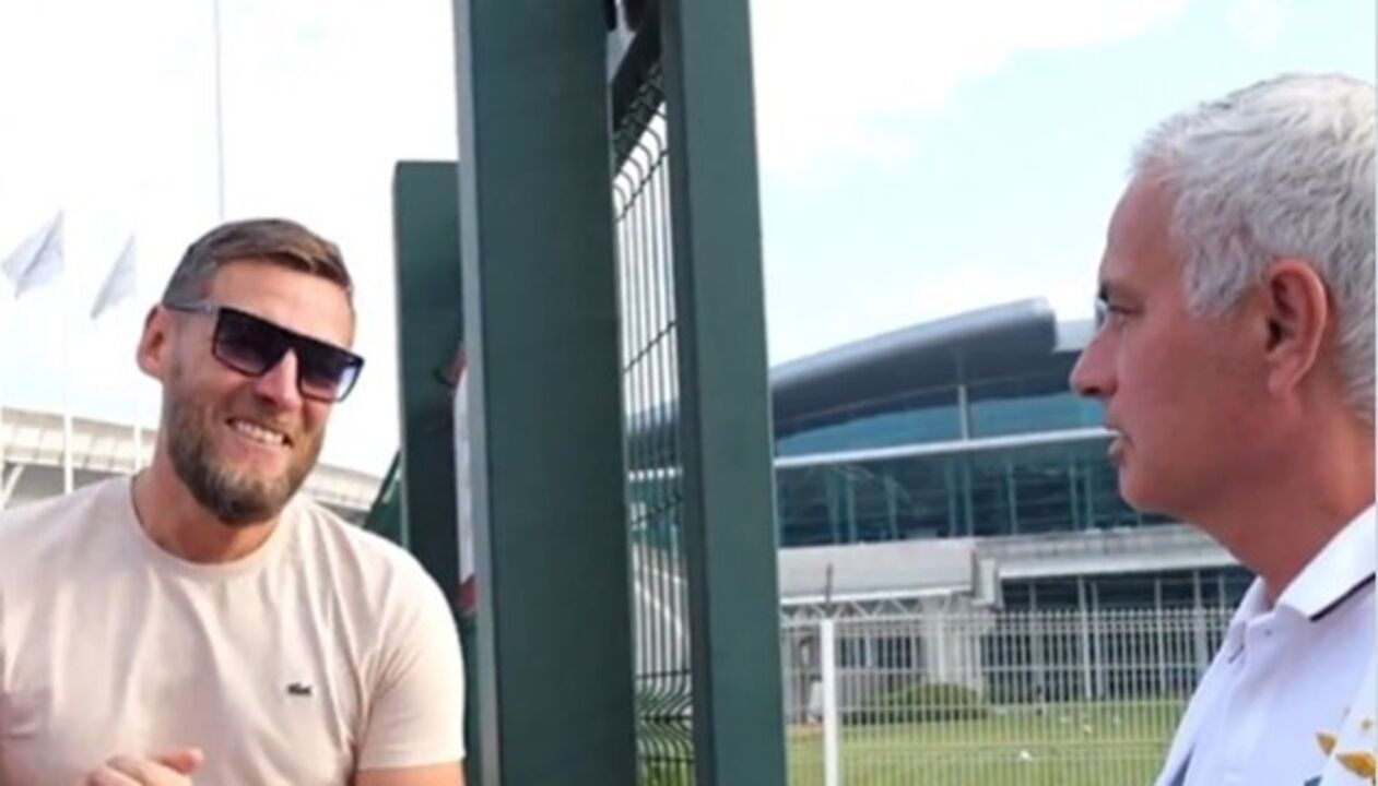 Mourinho fala com o pai de um jovem da formação