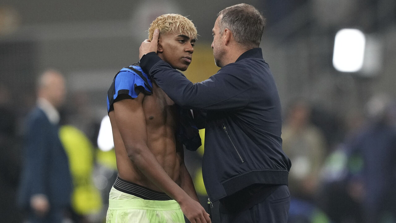 Hansi Flick e Lamine Yamal abraçam-se após jogo entre Inter Milão e Barcelona na Liga dos Campeões