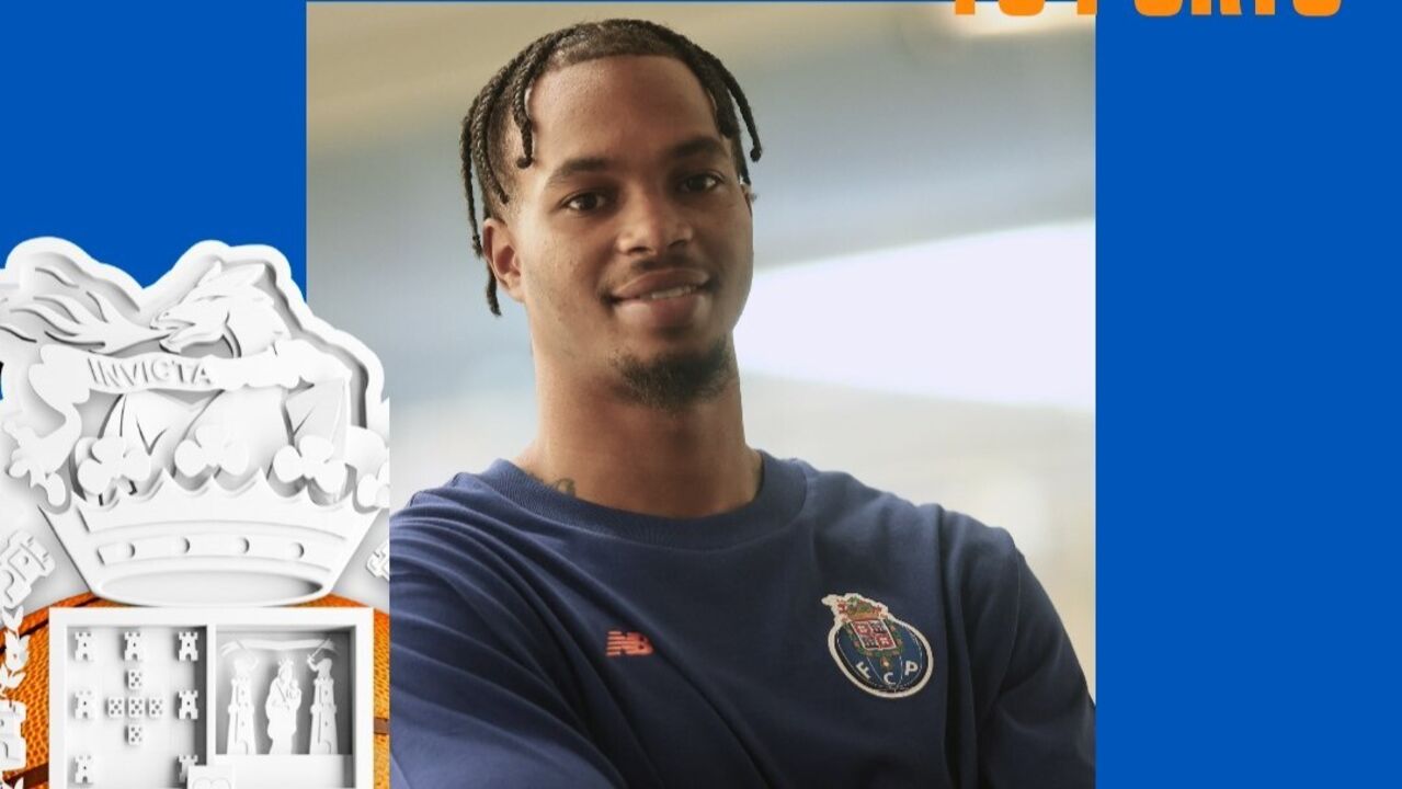 Retrato de jogador do FC Porto com símbolo do clube e referência a basquetebol