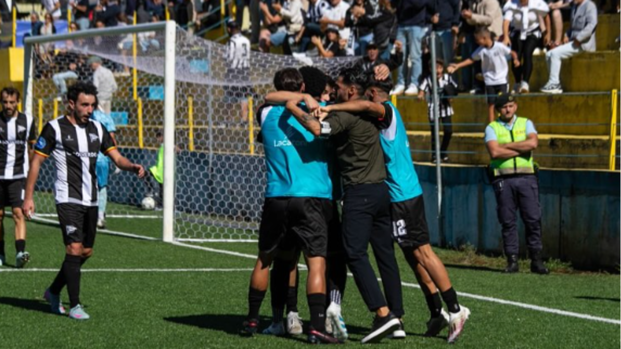 Equipa de Espinho celebra um momento importante do jogo contra o Santa Clara