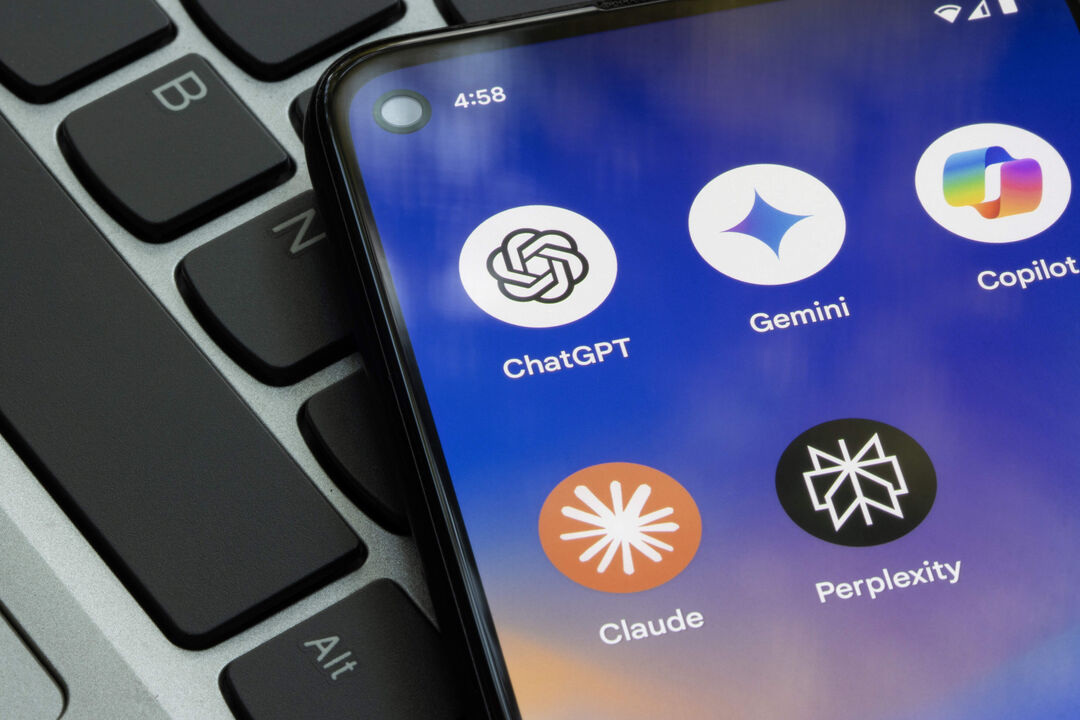 Apps de chatbots como ChatGPT, Gemini, Claude e Perplexity num smartphone