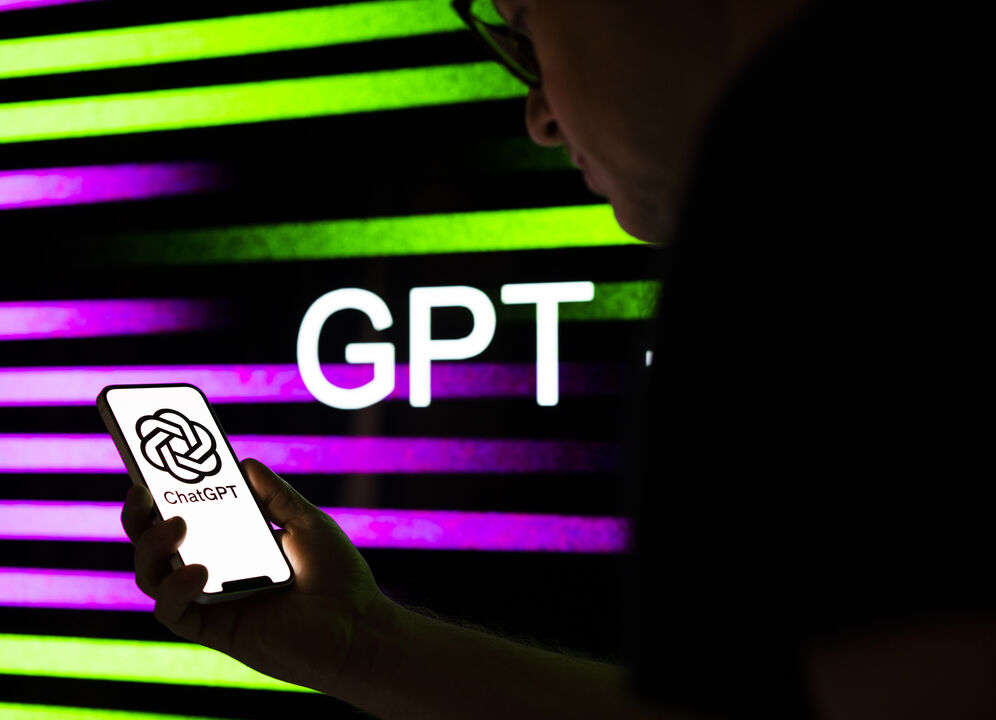 Utilizador explora o ChatGPT num smartphone