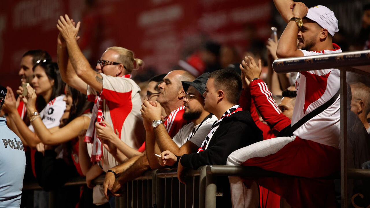 Adeptos do Benfica apoiam a equipa durante o jogo em Chaves