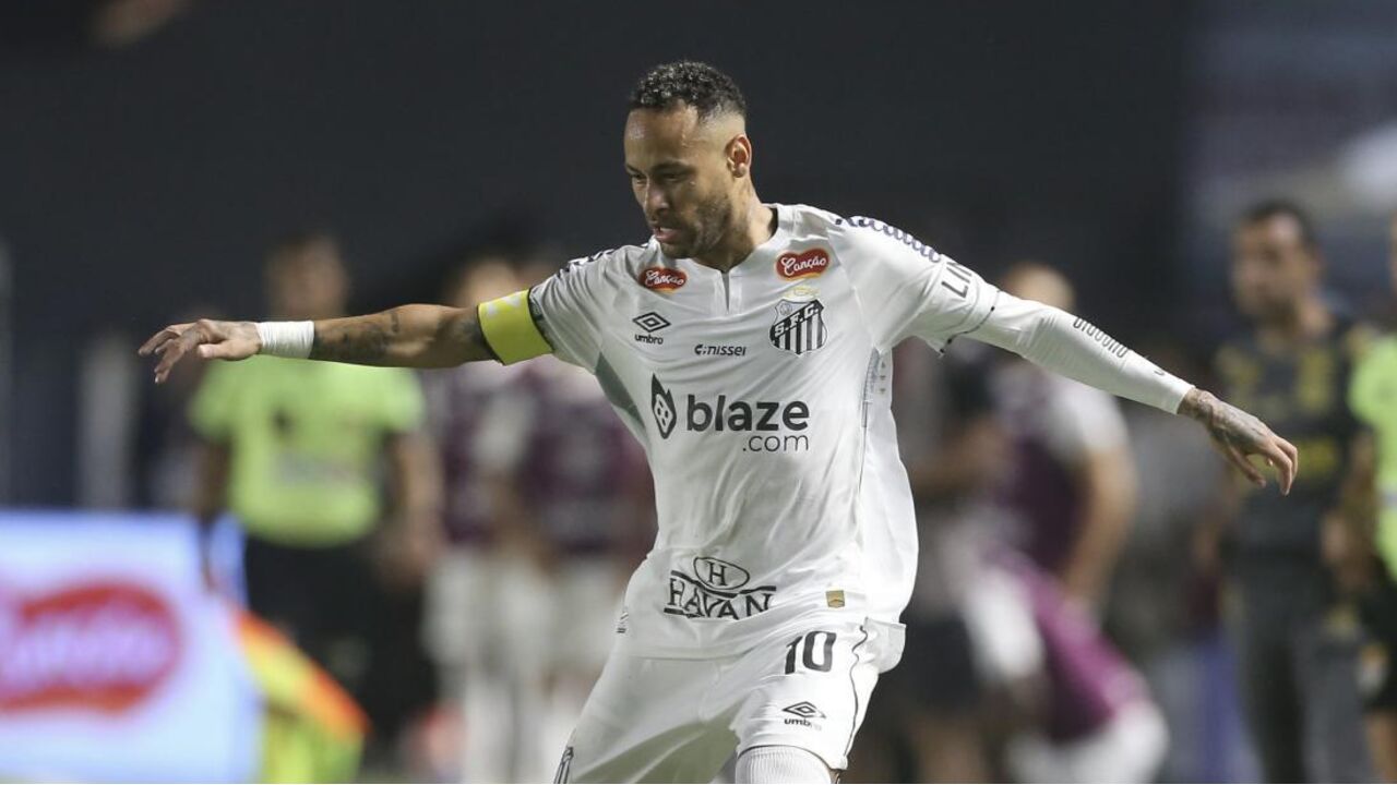 Neymar joga futebol com a camisola do Santos