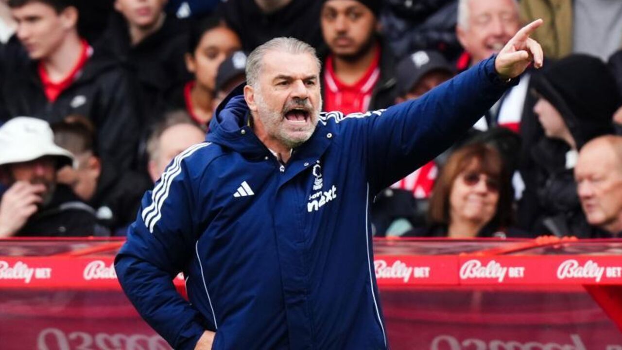 Treinador do Nottingham Forest gesticula durante jogo