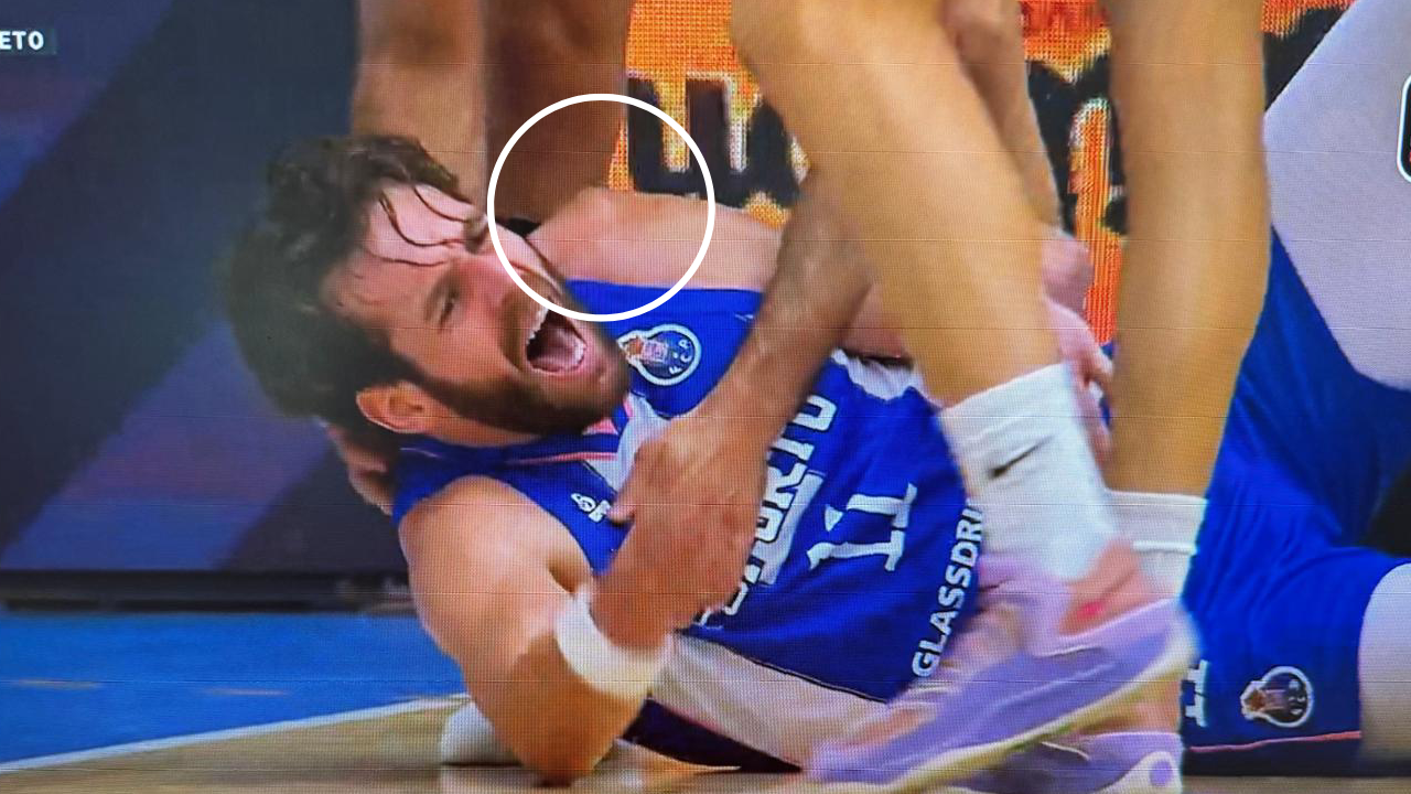 O momento em que Miguel Queiroz deslocou o ombro esquerdo no FC Porto-Sporting