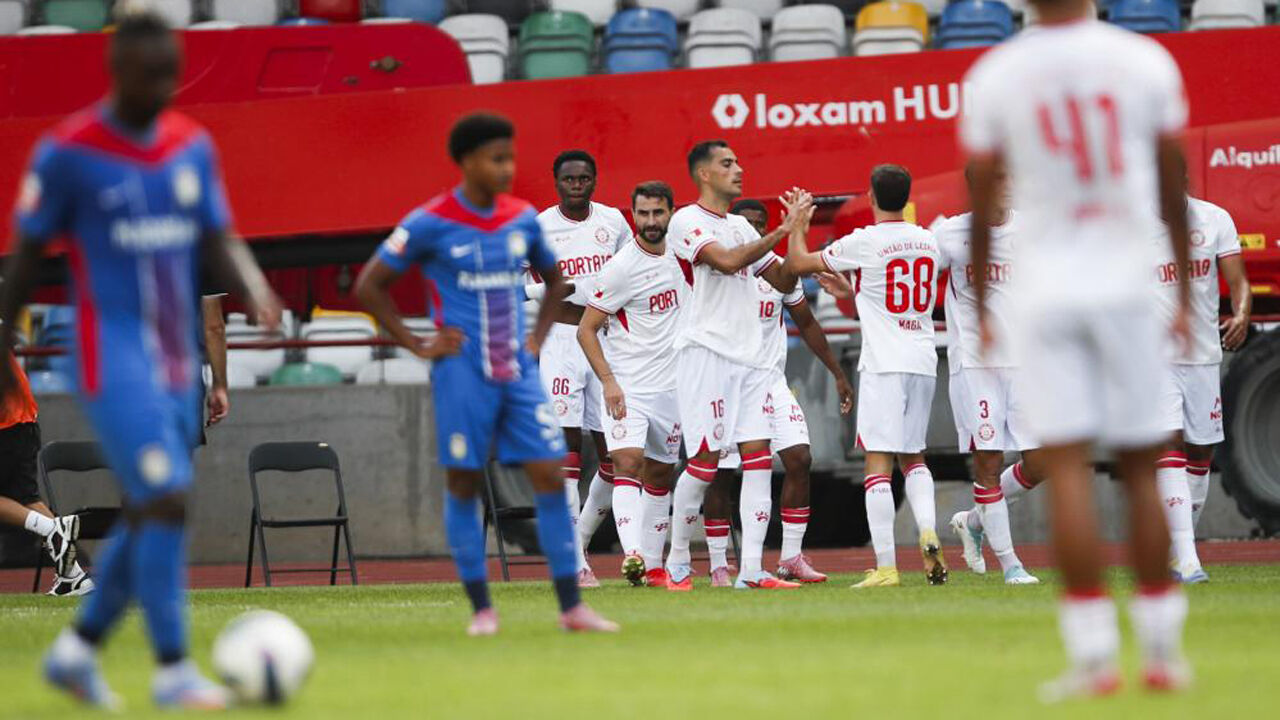Jogadores da U. Leiria festejam frente ao Alverca