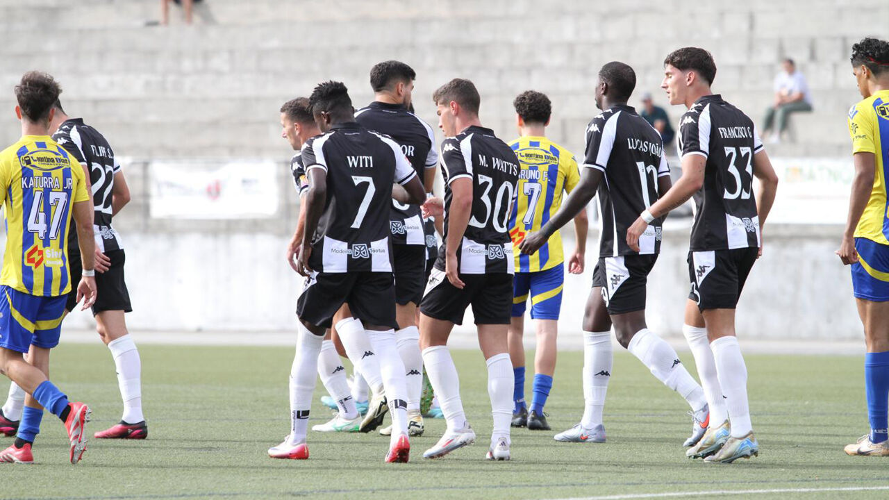 Jogadores do Nacional festejam durante a vitória sobre o Rebordelo
