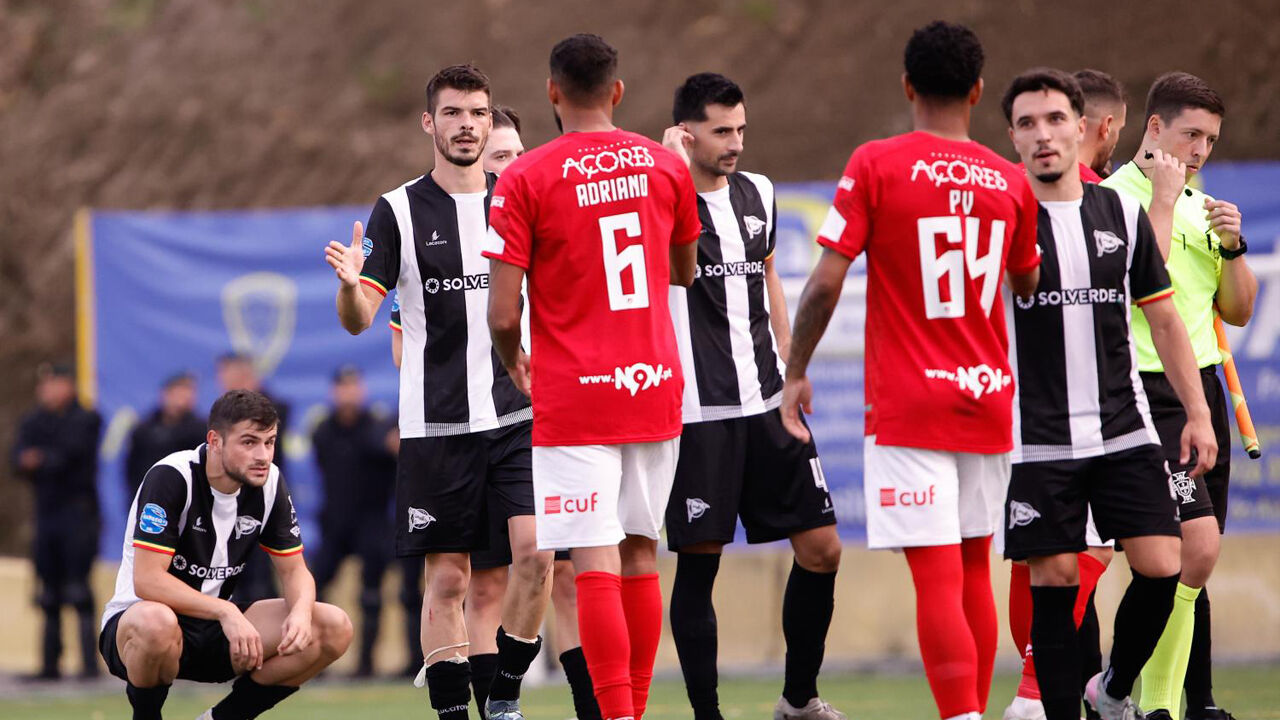 Jogadores de Santa Clara e Sp. Espinho cumprimenta-se após o apito final