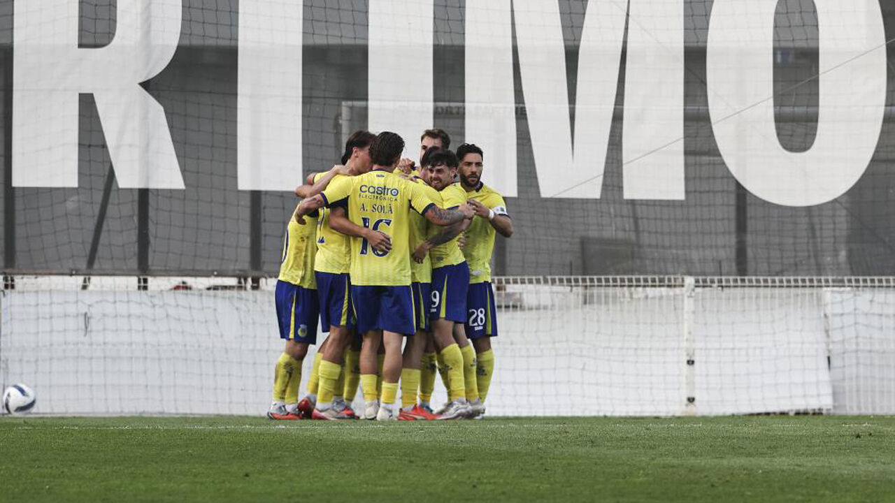 Jogadores do Arouca festejam frente ao Portimonense