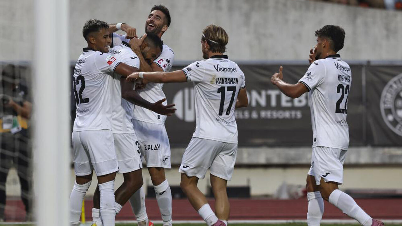 Jogadores do Ac. Viseu festejam um dos golos marcados ao Gil Vicente