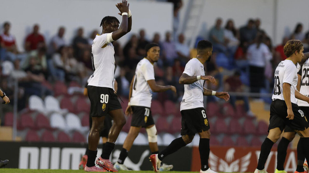 Jogadores do Farense festejam durante o encontro com o Marco 09