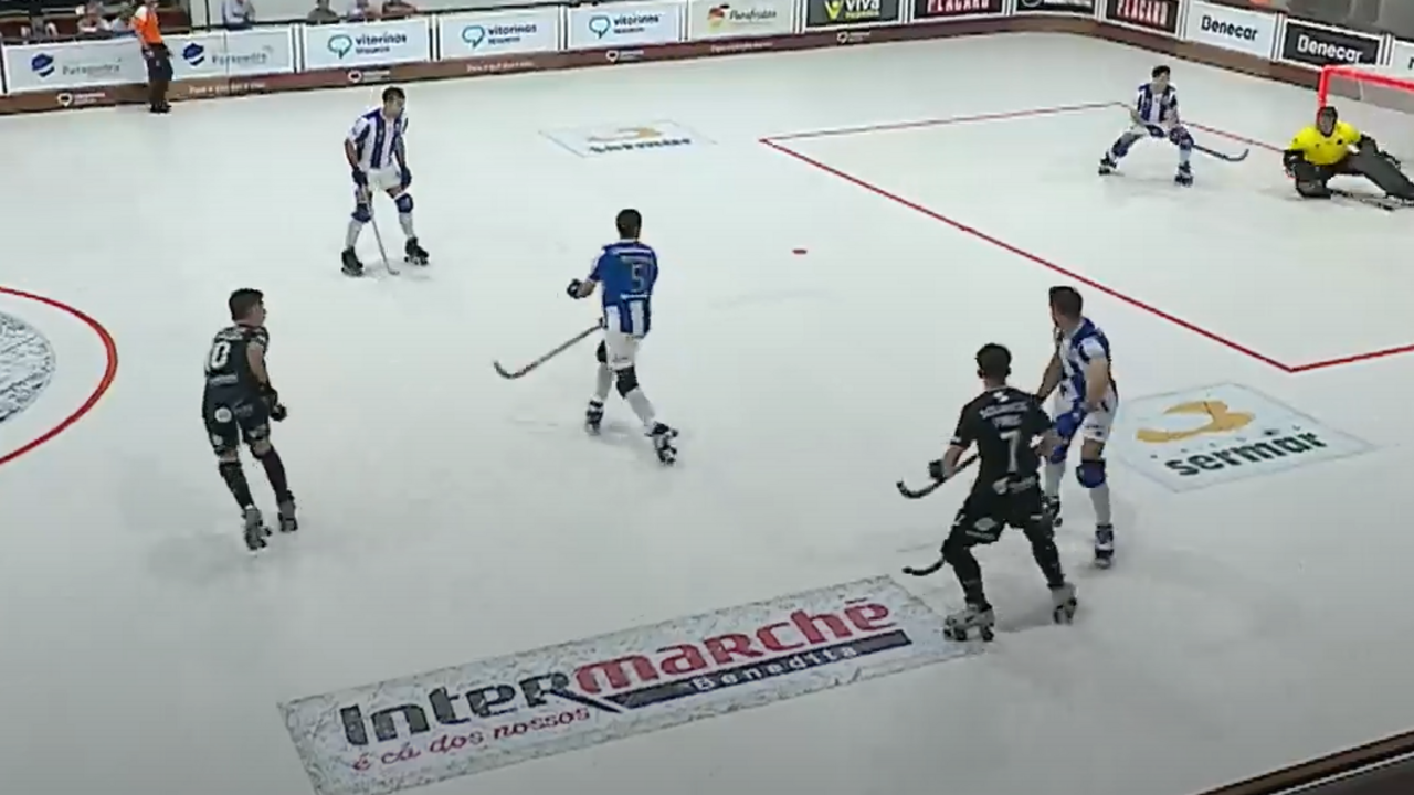 Jogo de hóquei em patins com atletas em campo