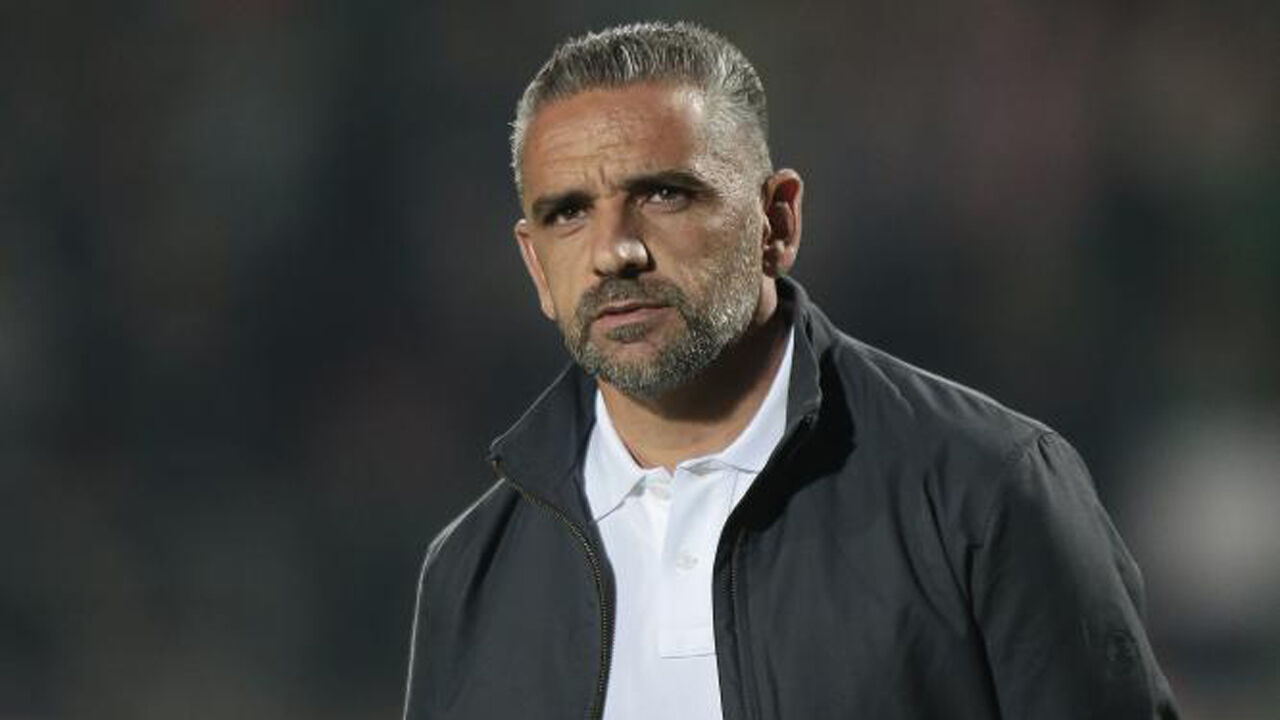 Rui Borges reage junto ao banco de suplentes do Sporting