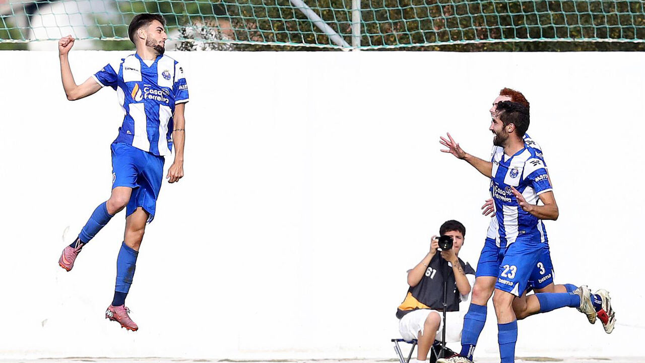 Jogadores do Alpendorada festejam frente ao E. Amadora