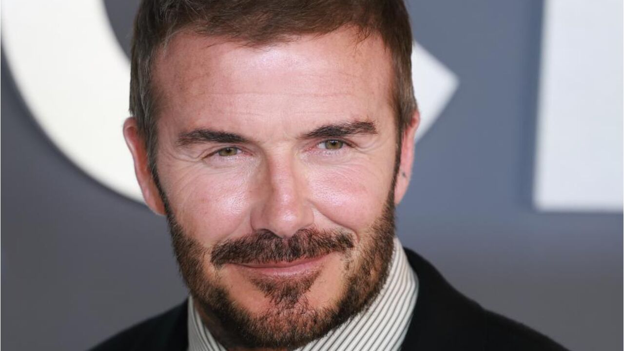 Retrato de David Beckham com fato e gravata