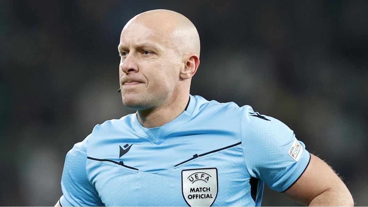 Árbitro apita jogo entre Newcastle e Benfica