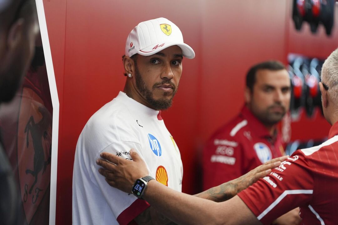 Lewis Hamilton surge com boné da Ferrari após vender coleção de carros