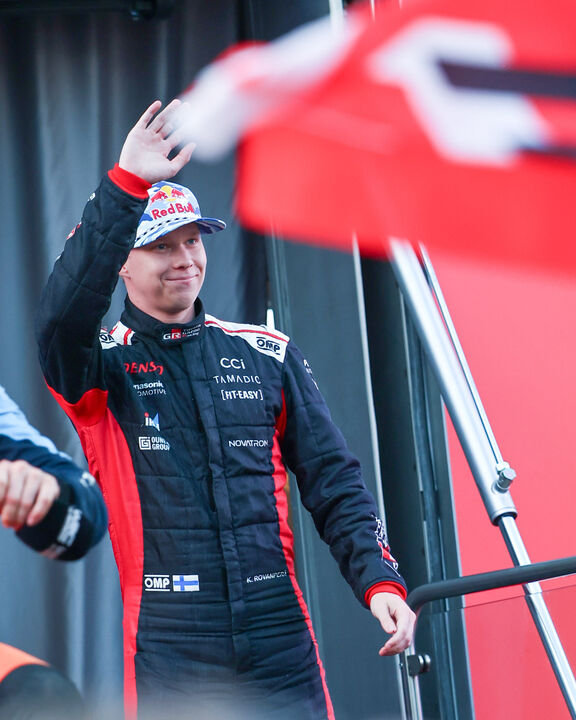 Kalle Rovanperä terminou com 43,7 segundos de vantagem sobre Evans