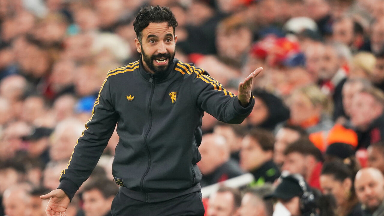 Ruben Amorim reage no banco de suplentes do Manchester United