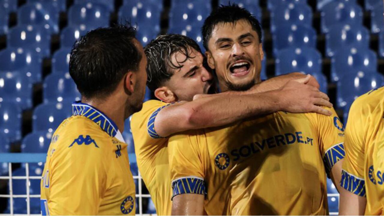 Jogadores do Estoril festejam golo frente ao Belenenses