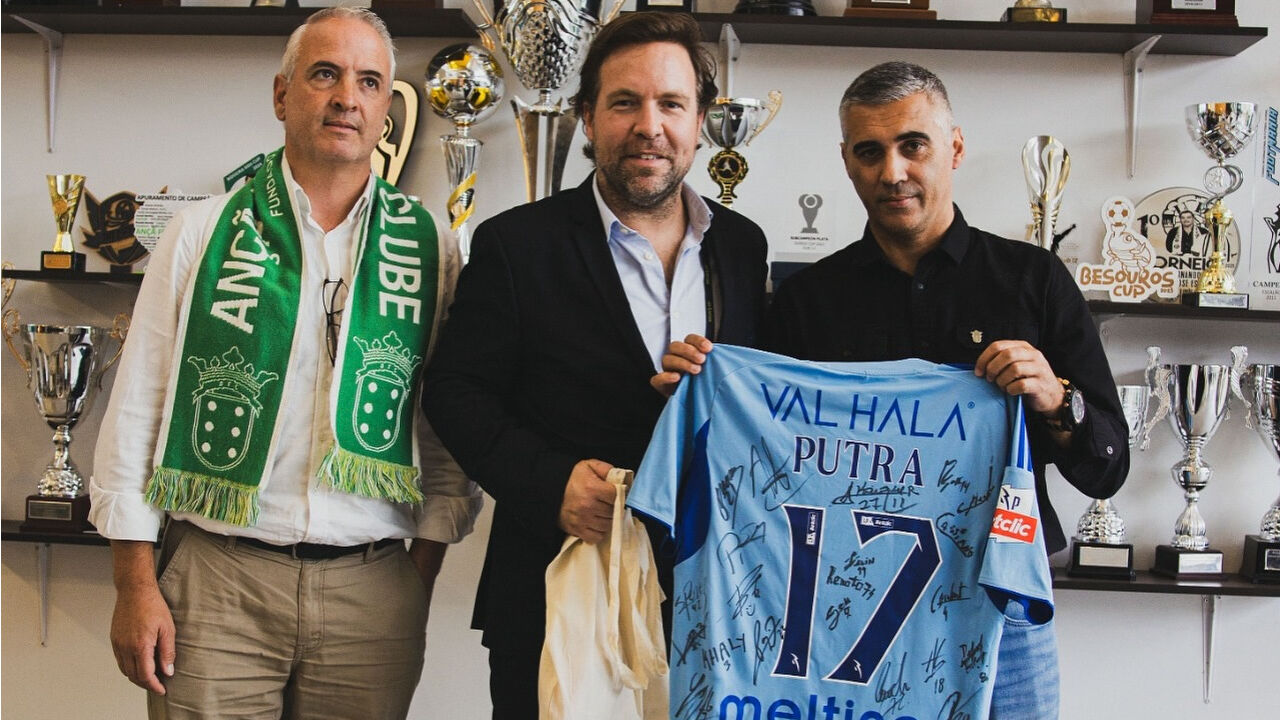 Tiago Lopes entregou camisola autografada pelo plantel