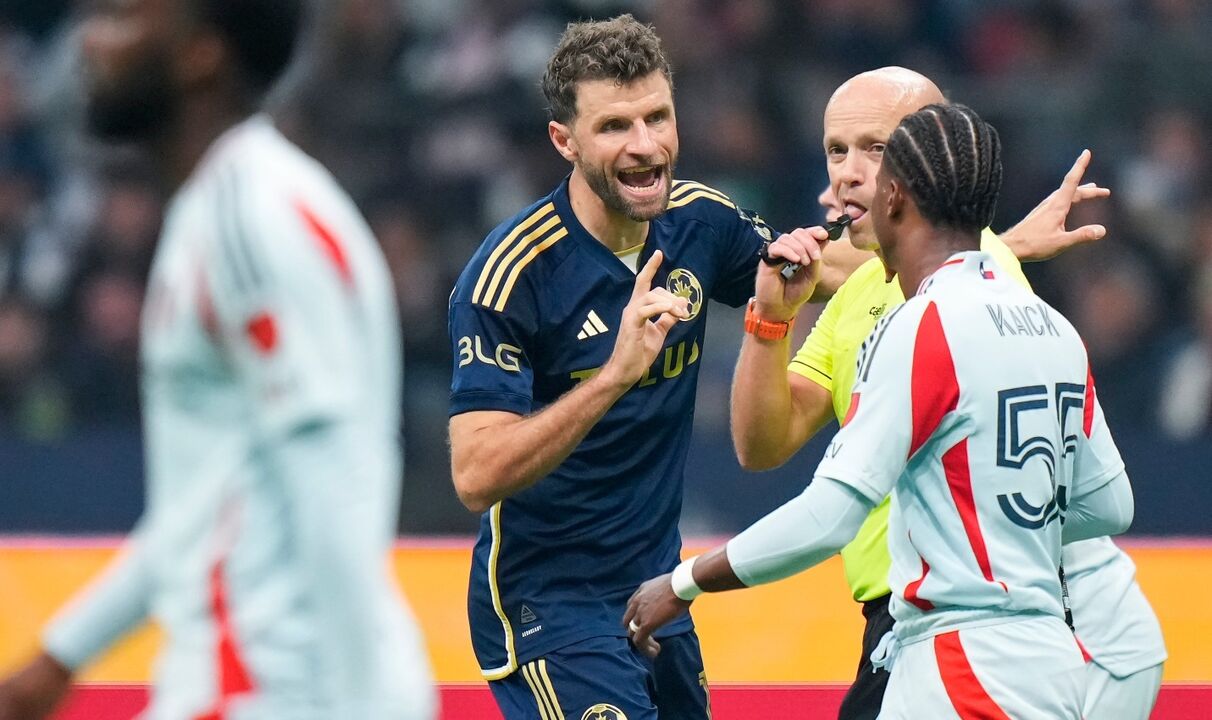 Thomas Müller discute com o árbitro durante jogo.
