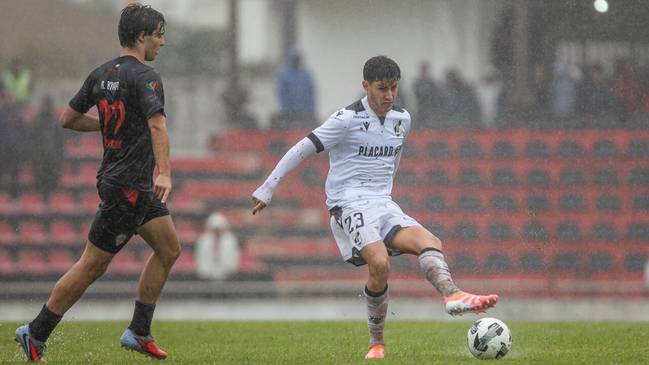 Diogo Sousa em campo pelo V. Guimarães, com estreia a titular frente ao U. Lamas