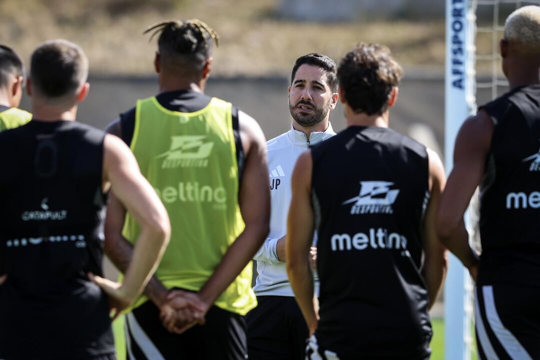 Técnico João Pereira fala ao plantel dos gansos durante um treino 