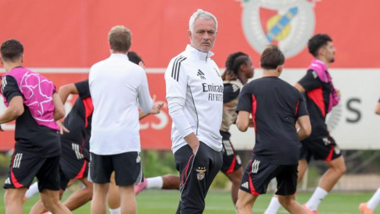 José Mourinho durante um treino Benfica 