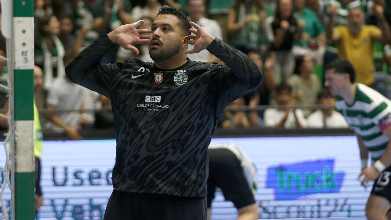 Guarda-redes do Sporting reage durante o jogo