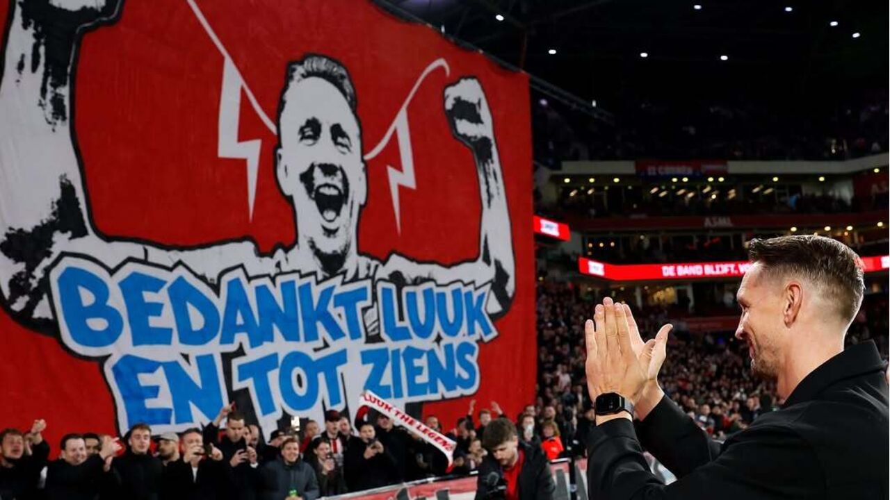 Luuk de Jong homenageado no PSV, após gesto do clube e adeptos