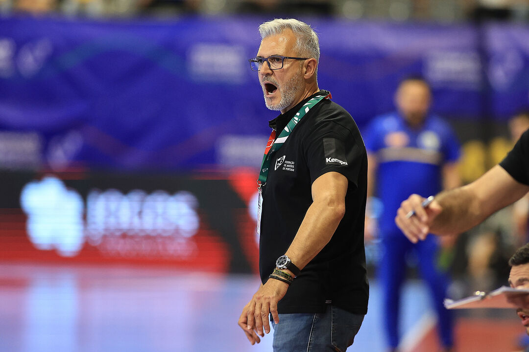 Treinador de andebol português gesticula durante jogo