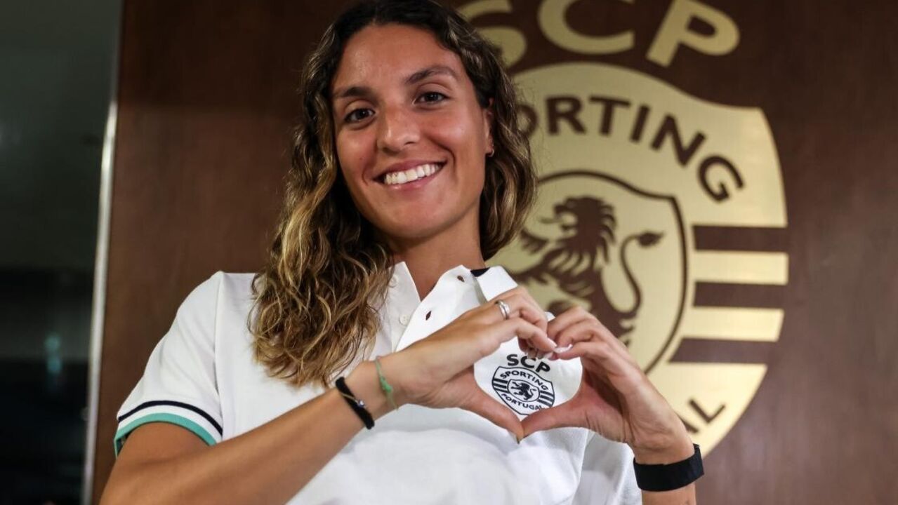 Jogadora sorri com o símbolo do Sporting, formando um coração com as mãos