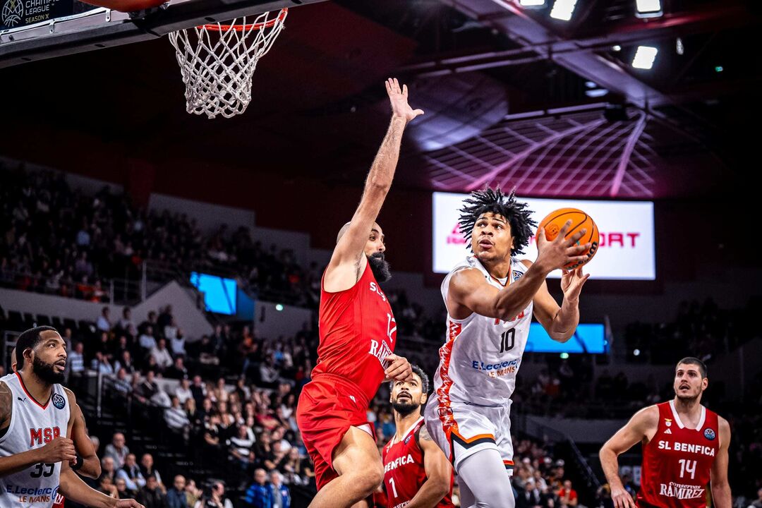 Jogo de basquetebol entre Benfica e Le Mans na Liga dos Campeões