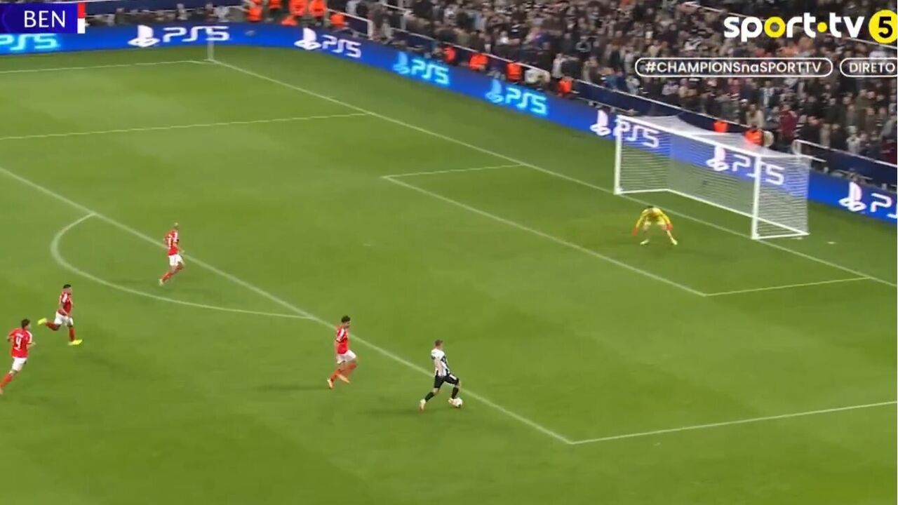 Barnes marca após assistência do guarda-redes Nick Pope no jogo Newcastle - Benfica