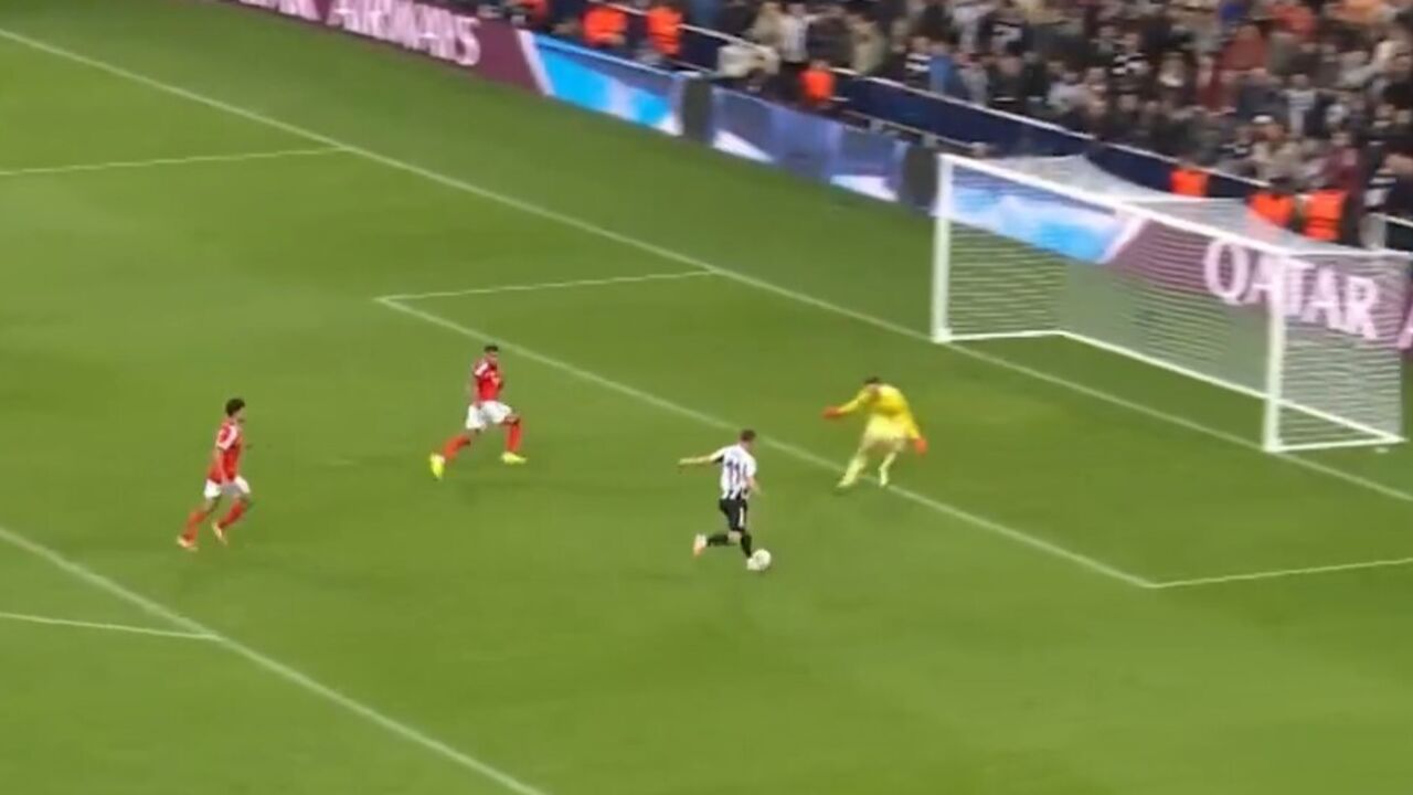 Newcastle vence Benfica por 2-0 em jogo de futebol