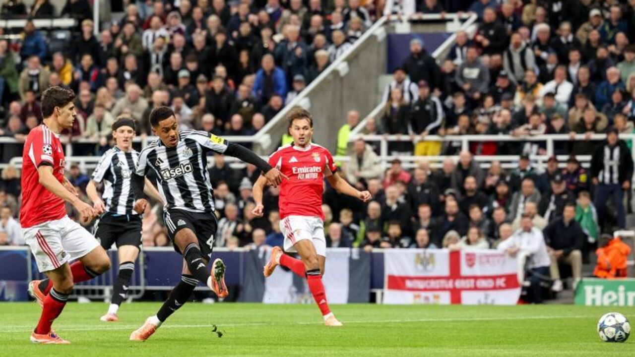 Jogo de futebol entre Newcastle e Benfica no estádio St James' Park