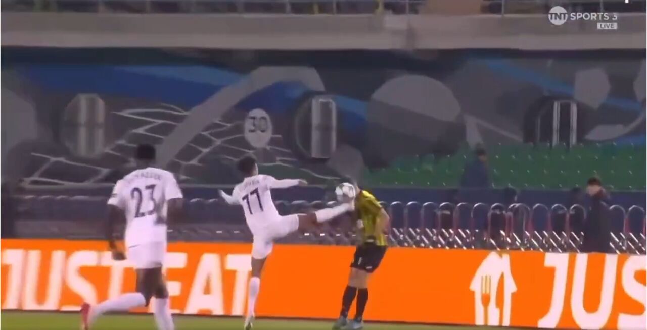 João Correia expulso após pontapé na cara de Luís Mata no jogo Kairat Almaty vs Pafos