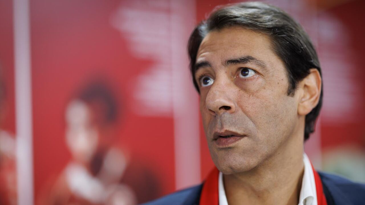 Rui Costa, presidente do Benfica, sai sob aplausos em Newcastle