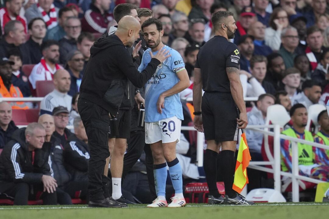 Guardiola fala com Bernardo Silva