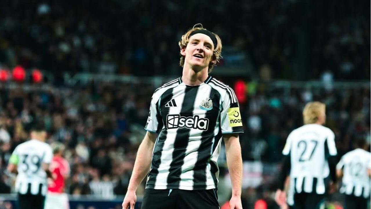 Anthony Gordon brilha no jogo Newcastle - Benfica