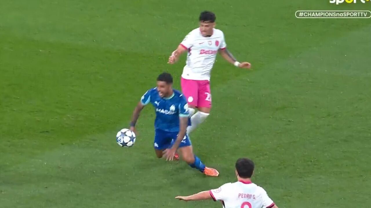 Momento de futebol com jogadores em campo e bola