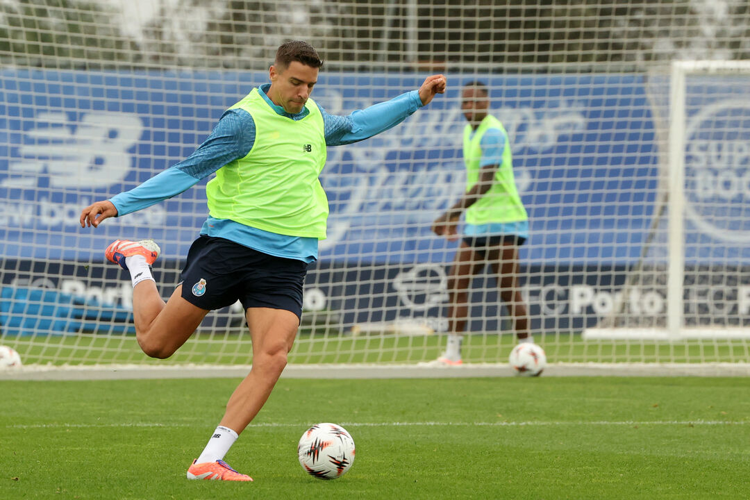 Bednarek em ação no treino do FC Porto