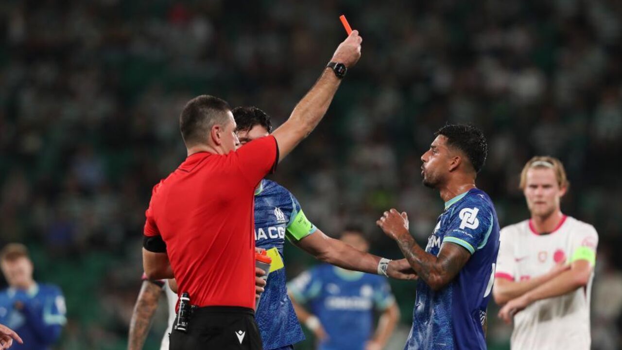 Árbitro mostra cartão vermelho durante o jogo entre Sporting e Marselha