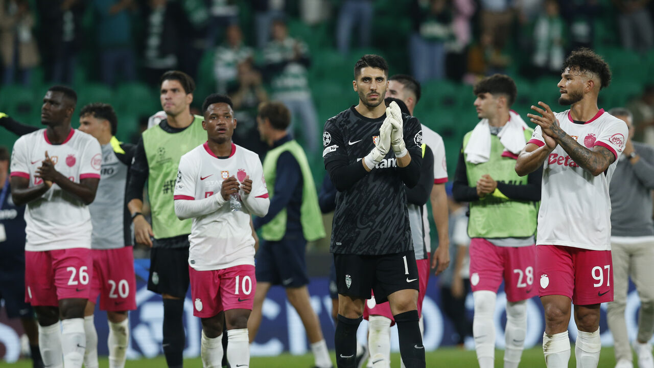 Jogadores do Sporting CP aplaudem adeptos no Estádio José Alvalade