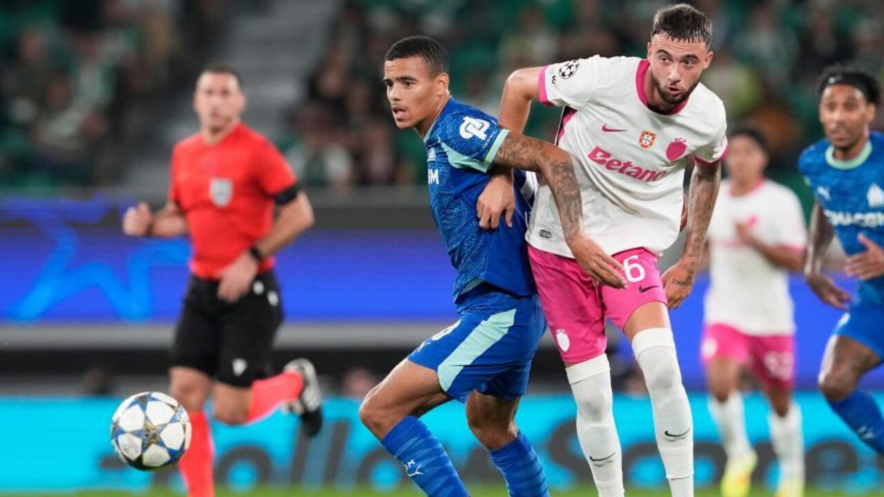 Momento de tensão entre jogadores em campo durante uma partida de futebol