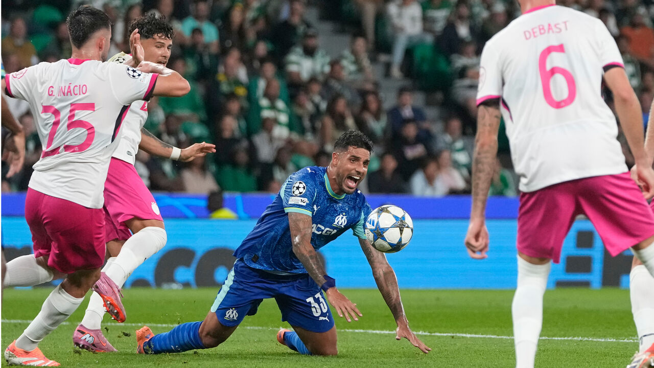 Gonçalo Inácio reage à expulsão de Emerson em jogo no estádio