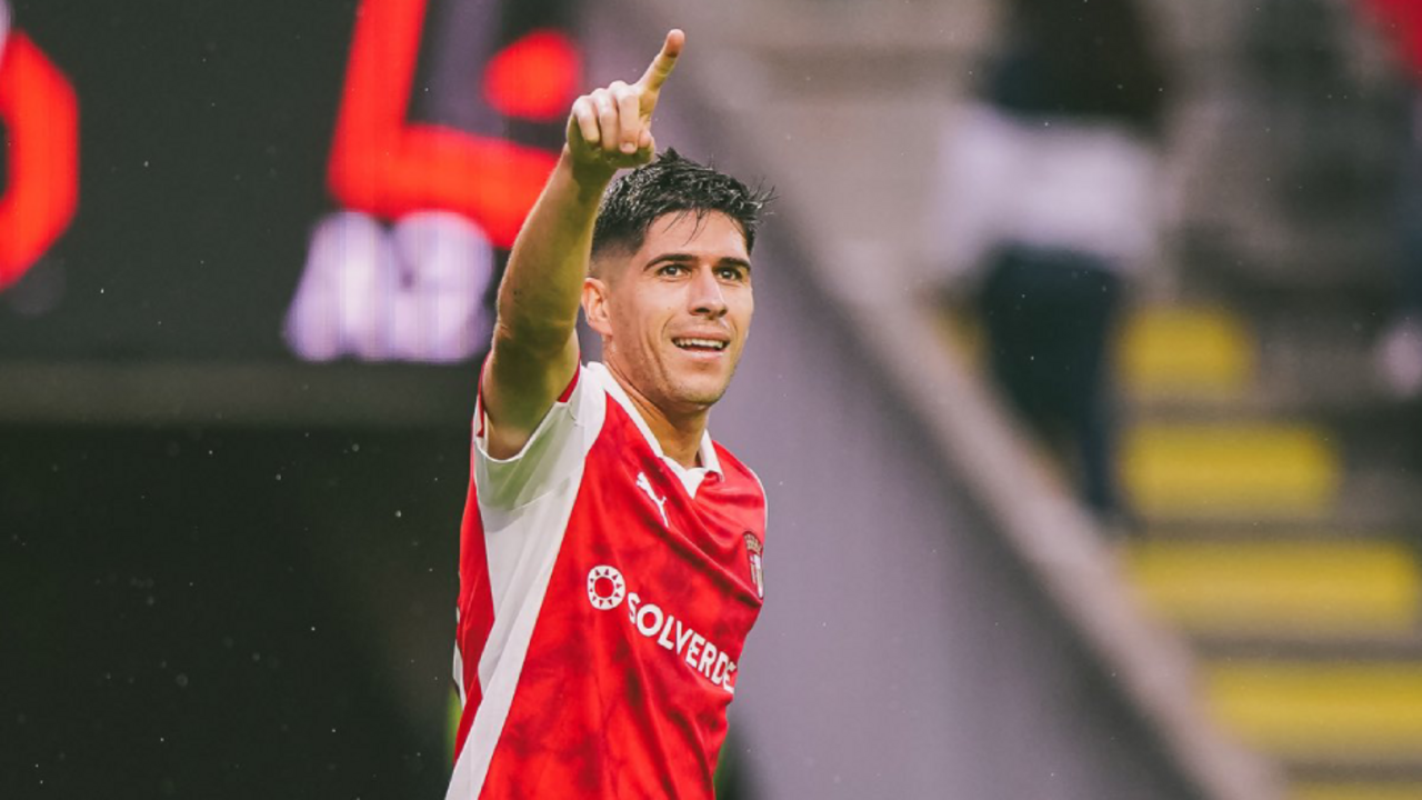 Fran Navarro celebra golo frente ao Estrela Vermelha